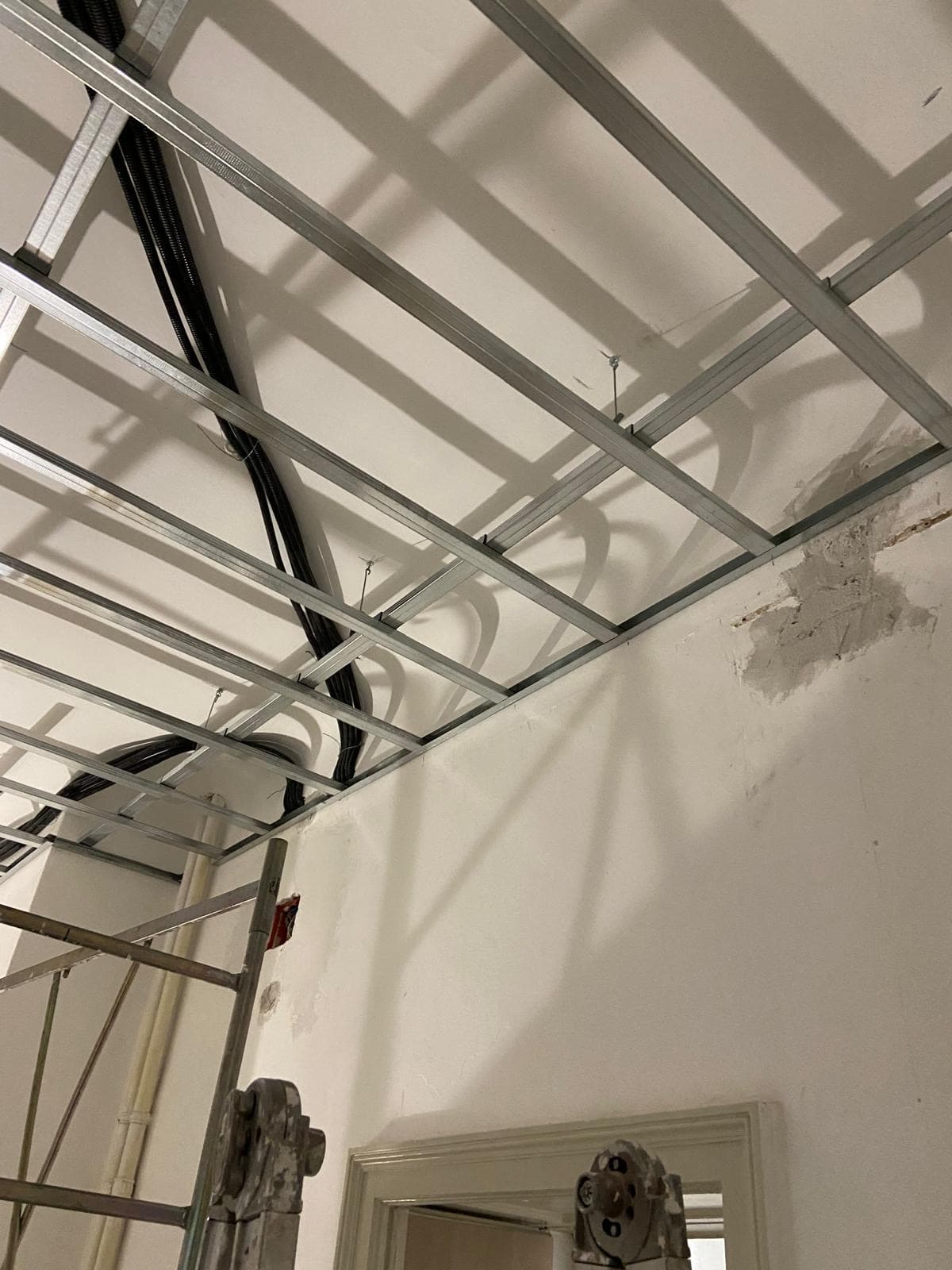 Impianto elettrico con cavi nel controsoffitto