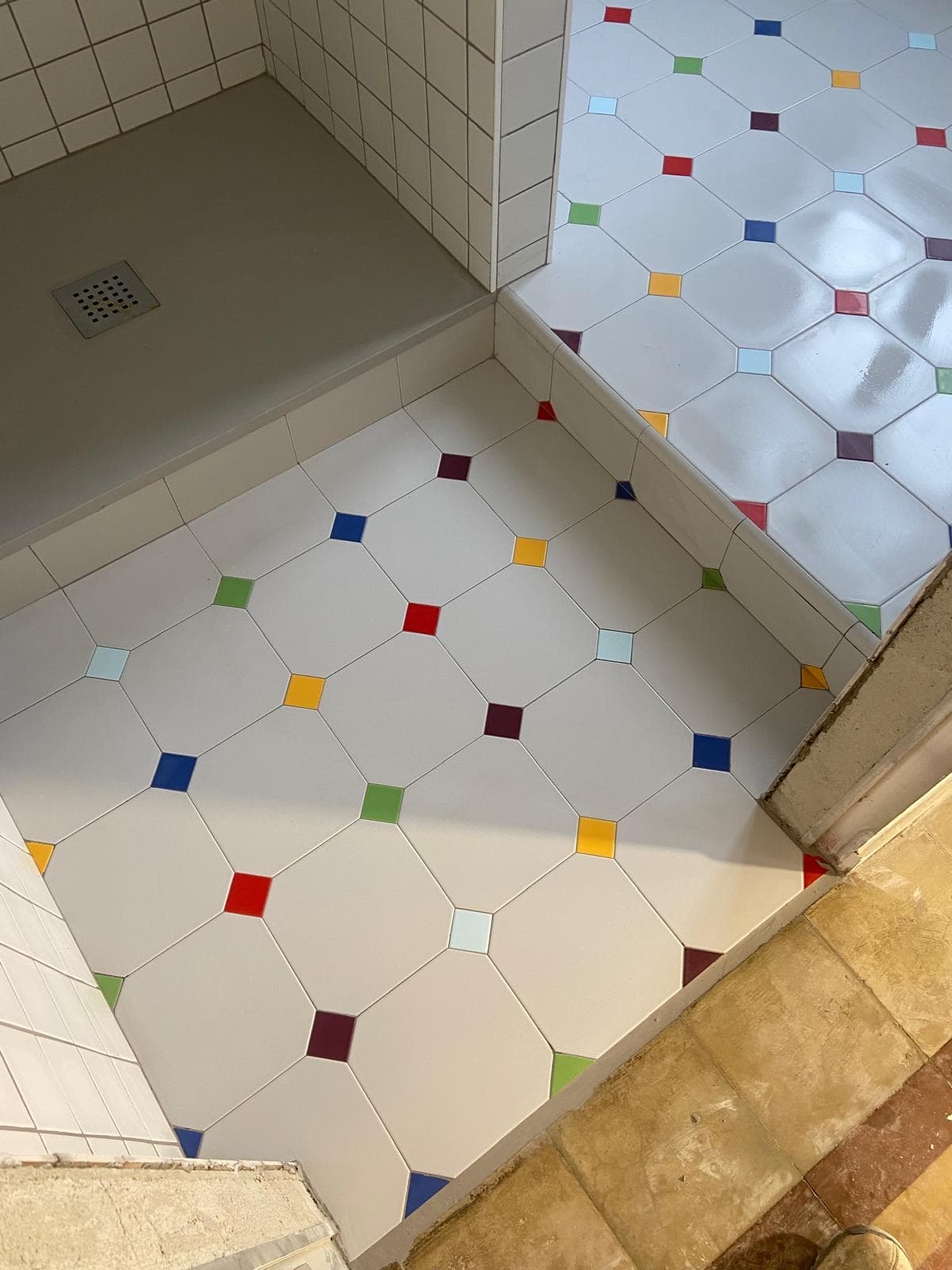 Dettaglio del pavimento a mosaico colorato del bagno