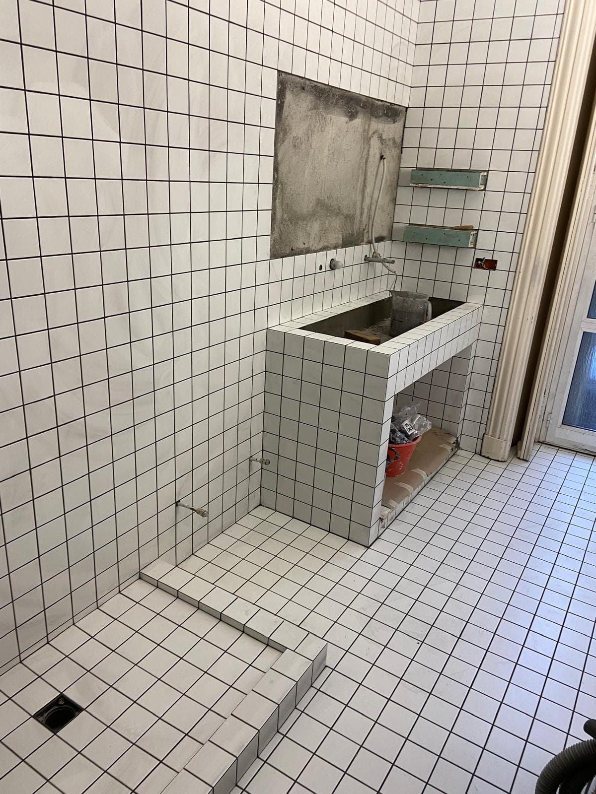 Lavabo in muratura rivestito di piastrelle