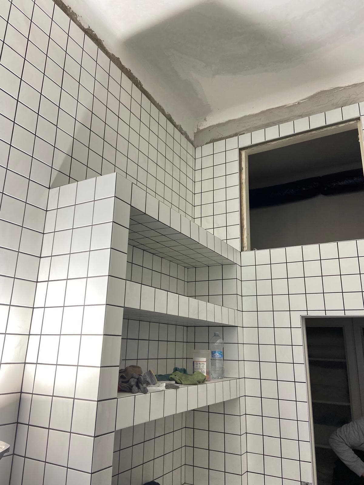 Mensole piastrellate in un bagno ristrutturato
