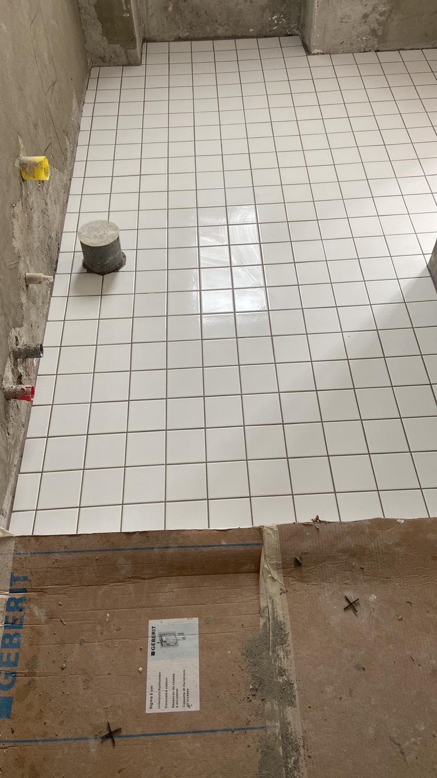Bagno con piastrelle bianche completato