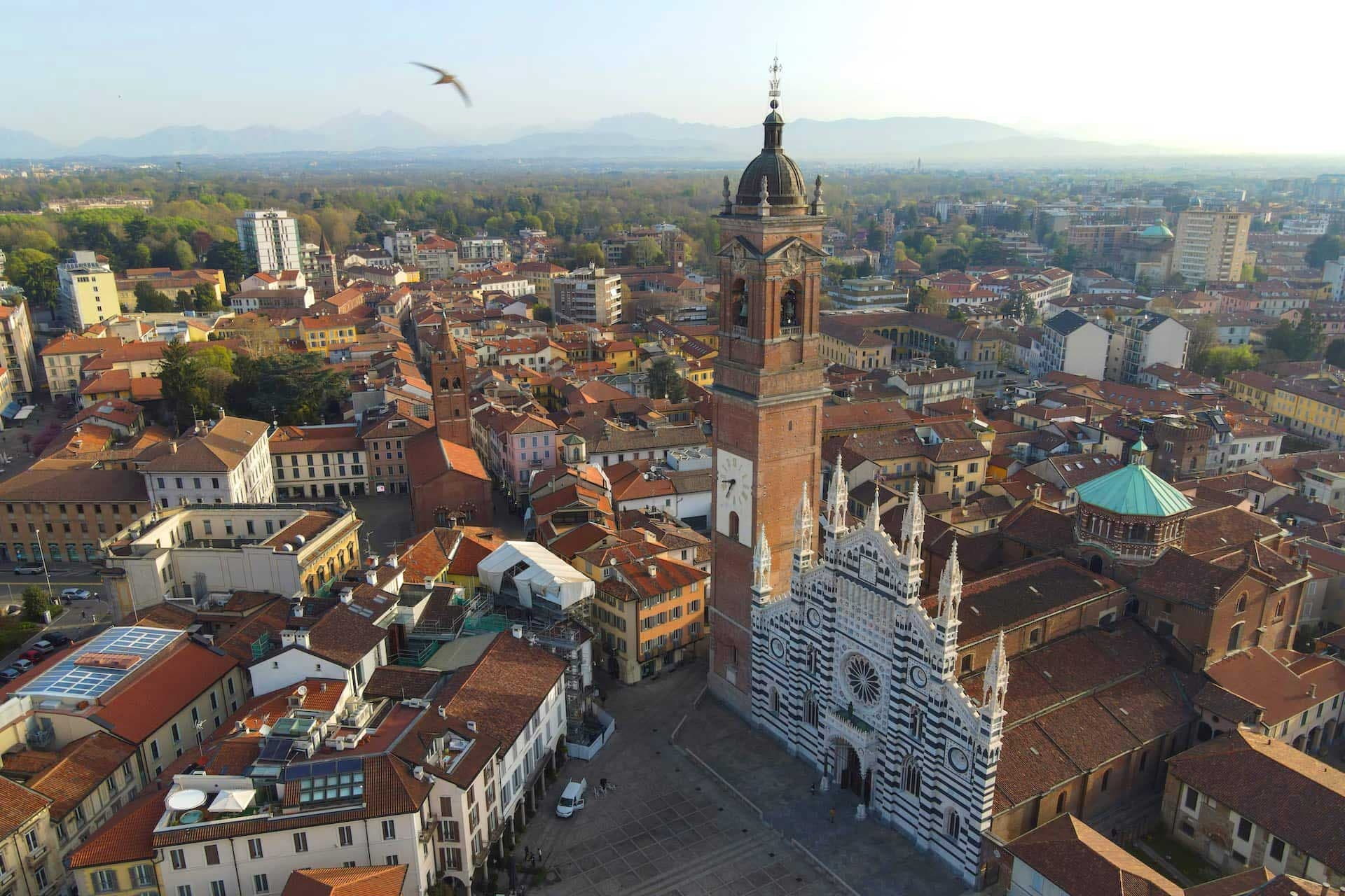 Vista aerea del centro storico di Monza con il Duomo